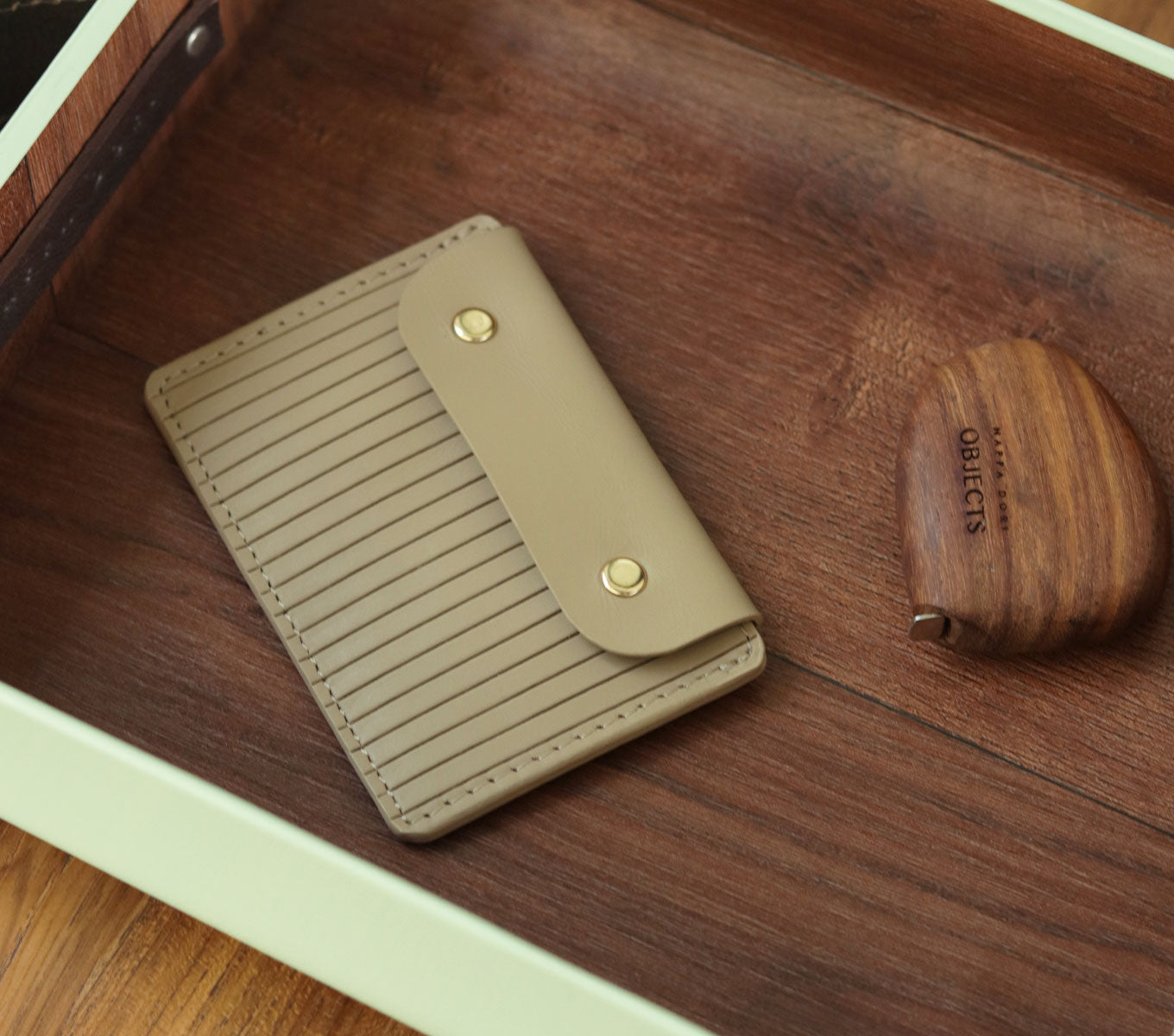 Læder Kortholder – Håndlavet Card Case med Knap og Herringbone