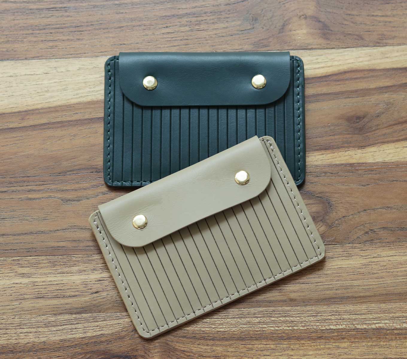 Læder Kortholder – Håndlavet Card Case med Knap og Herringbone