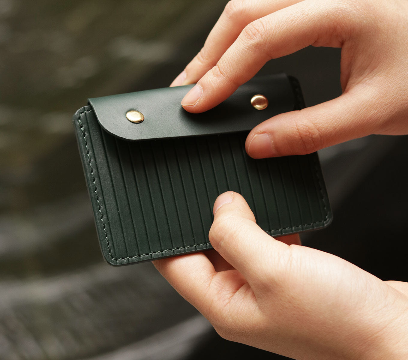 Læder Kortholder – Håndlavet Card Case med Knap og Herringbone