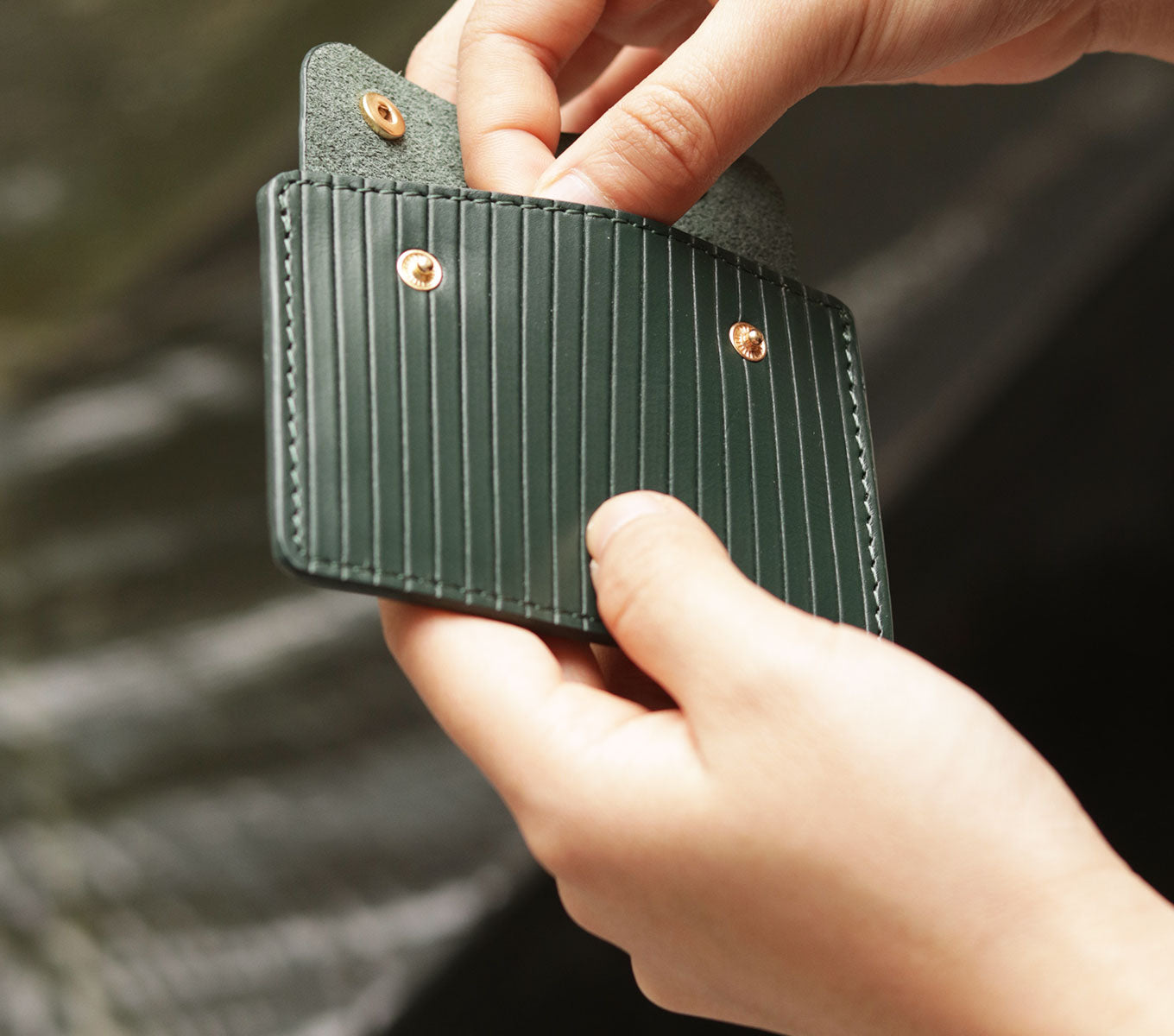 Læder Kortholder – Håndlavet Card Case med Knap og Herringbone