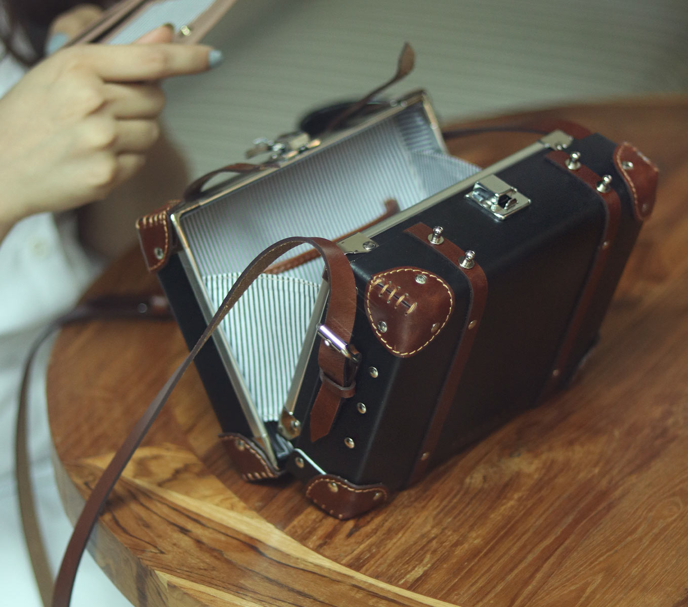 Læder Skuldertaske Dame – Mini Steamer Sling fra Selviz