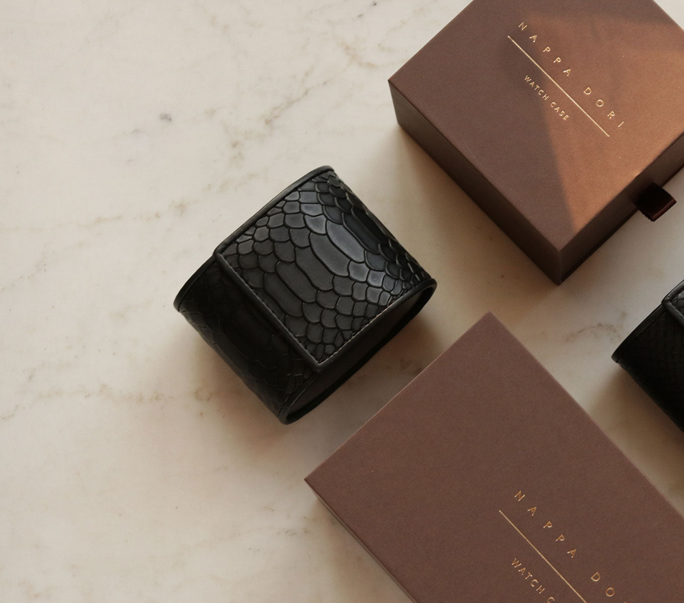 Watch Case 02 – Håndlavet Urkasse i Læder med Krokodillepræg og Herringbone For