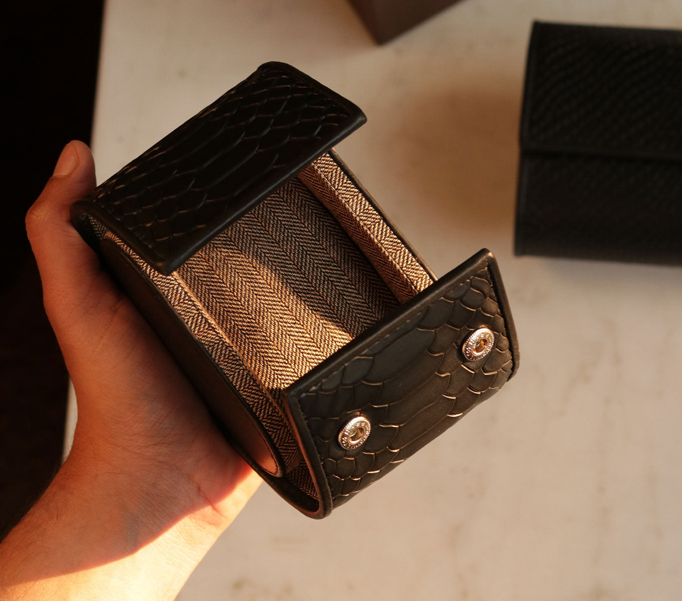Watch Case 02 – Håndlavet Urkasse i Læder med Krokodillepræg og Herringbone For