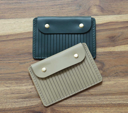Læder Kortholder – Håndlavet Card Case med Knap og Herringbone