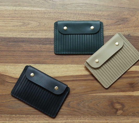 Læder Kortholder – Håndlavet Card Case med Knap og Herringbone