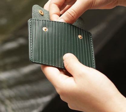 Læder Kortholder – Håndlavet Card Case med Knap og Herringbone