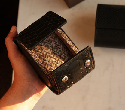 Watch Case 02 – Håndlavet Urkasse i Læder med Krokodillepræg og Herringbone For